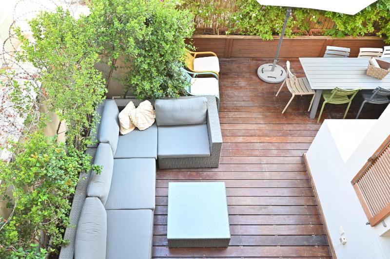 Sam's Journey 4BR Garden by HolyGuest - image 10
