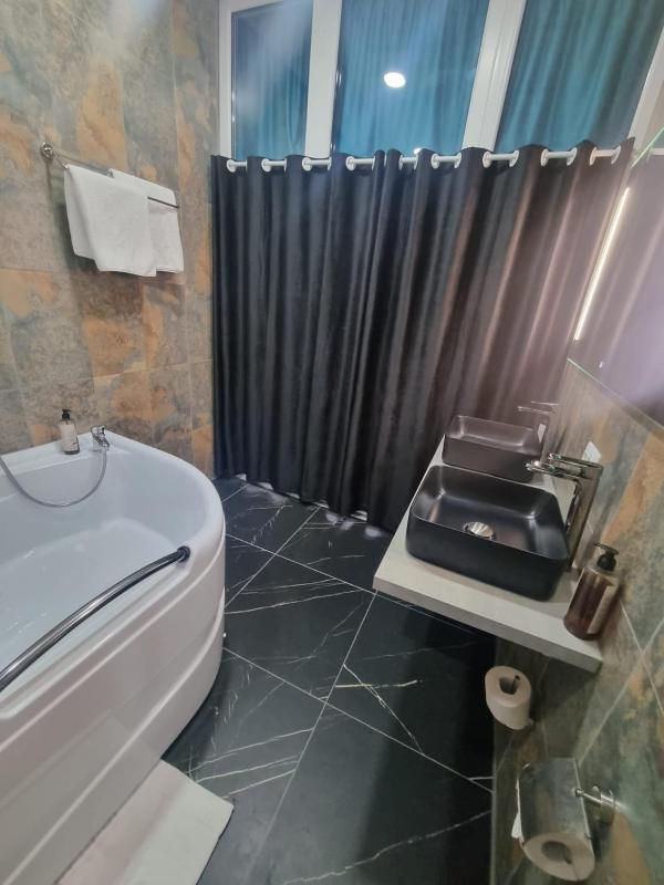Room 14 The poet's room with bathtub and kitchenette, 1 car parking space image 4