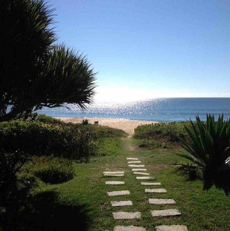 Casa pé na areia em praia paradisíaca Images