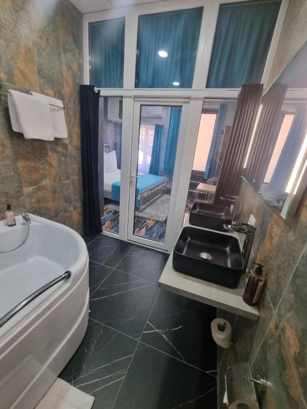 Room 14 The poet's room with bathtub and kitchenette, 1 car parking space image 2
