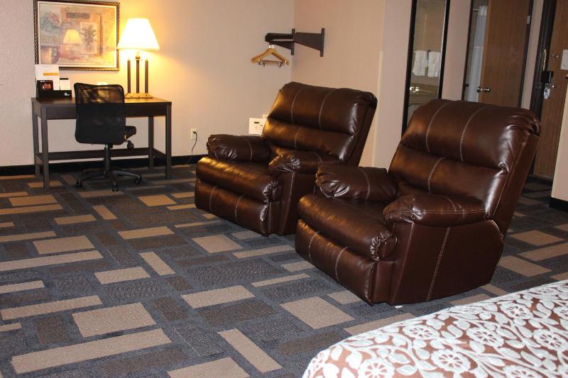 Studio Deluxe Suite with King Bed, Non-Smoking image 3