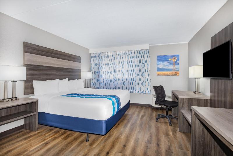 1 King Bed, Mobility/Hearing Accessible Room, Bathtub w/ Grab Bars, Non-Smoking image 4