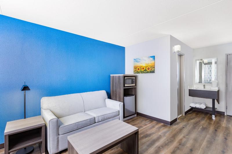 King Suite - Non-Smoking image 3