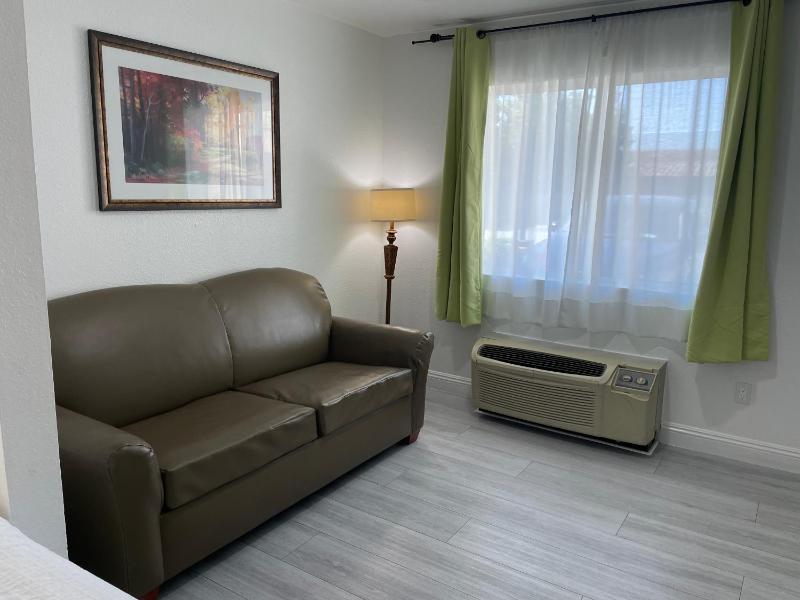 Deluxe Queen Room image 1