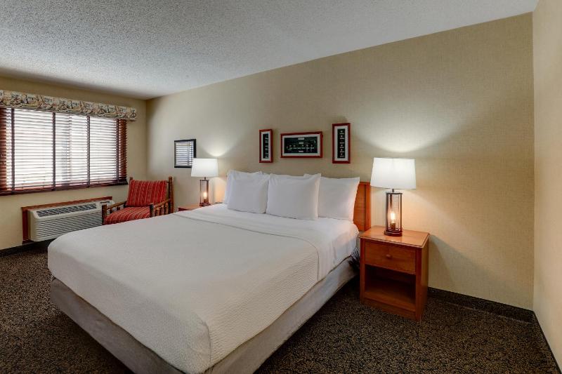 Deluxe King Room image 3