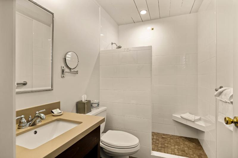 Standard King Room image 3