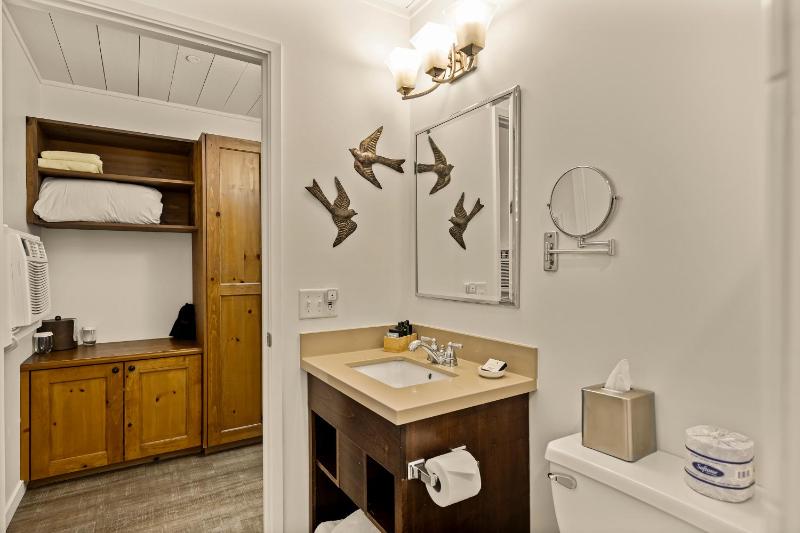 Standard King Room image 2