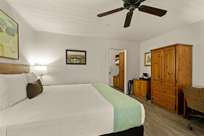Standard King Room image 4