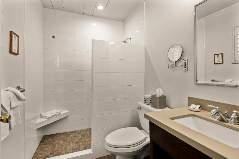 Standard Double Room with Two Double Beds image 3