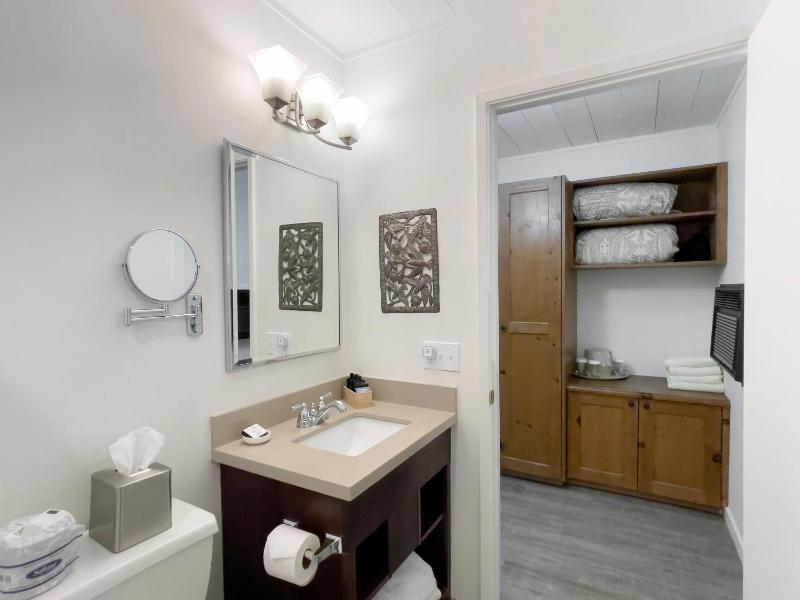 Standard Double Room with Two Double Beds image 2