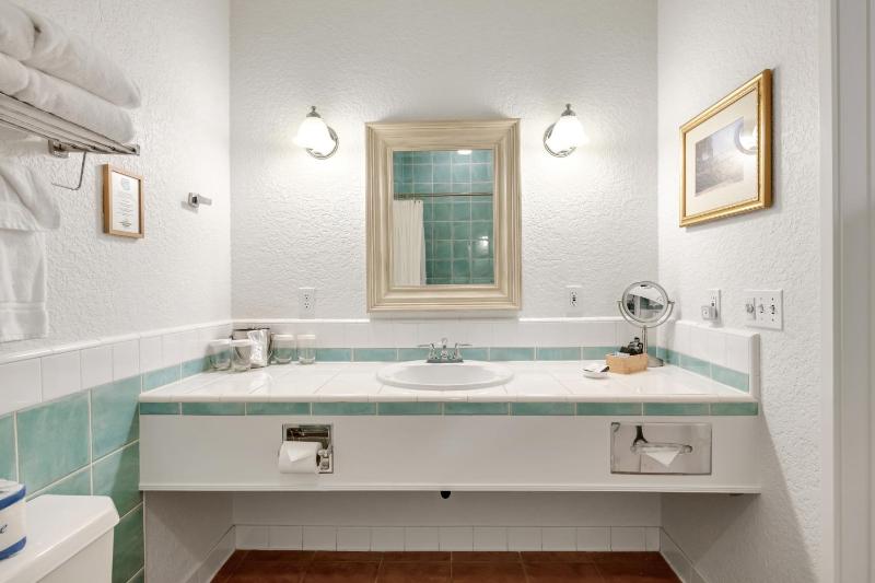 Deluxe King Room image 2
