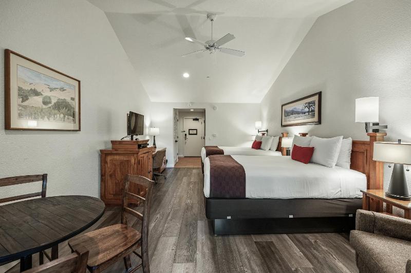 Deluxe Queen Room with Two Queen Beds image 3