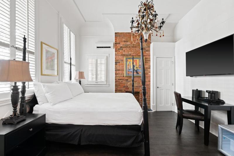 Deluxe Queen Room image 3