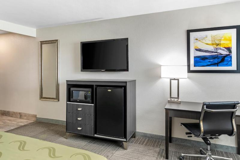 King Room - Accessible/Non-Smoking image 3