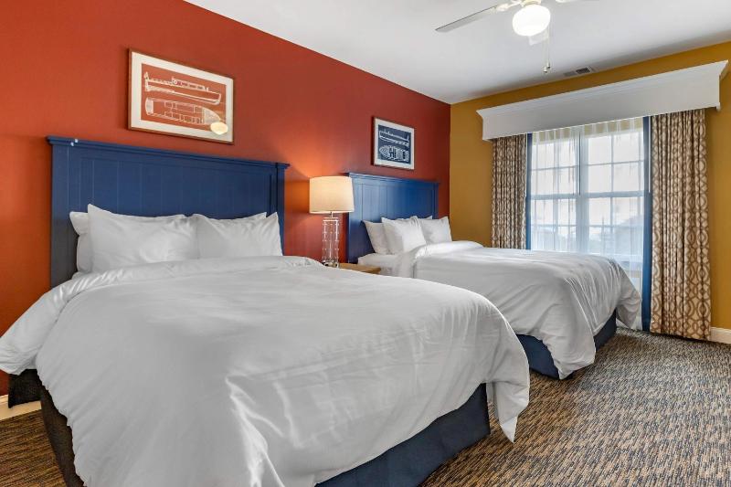 King Suite with King Bed Two Double Beds and Sofa Bed - Non Smoking image 1
