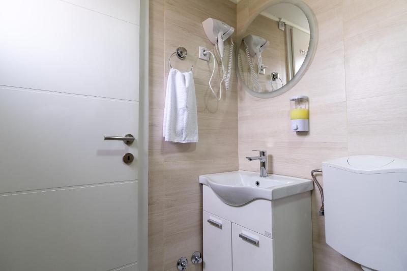 Deluxe Double Room with Bath image 4