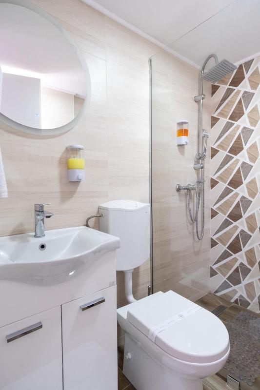 Deluxe Double Room with Bath image 3