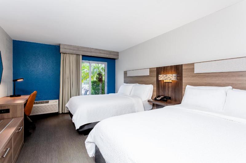 Standard Queen Room with Pool Access image 2