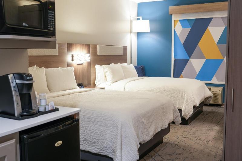 Standard Queen Room with Two Queen Beds image 3