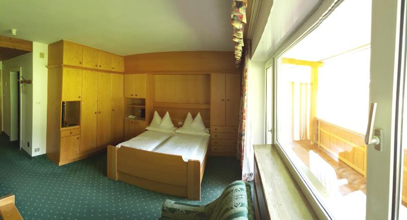Deluxe Double Room image 3
