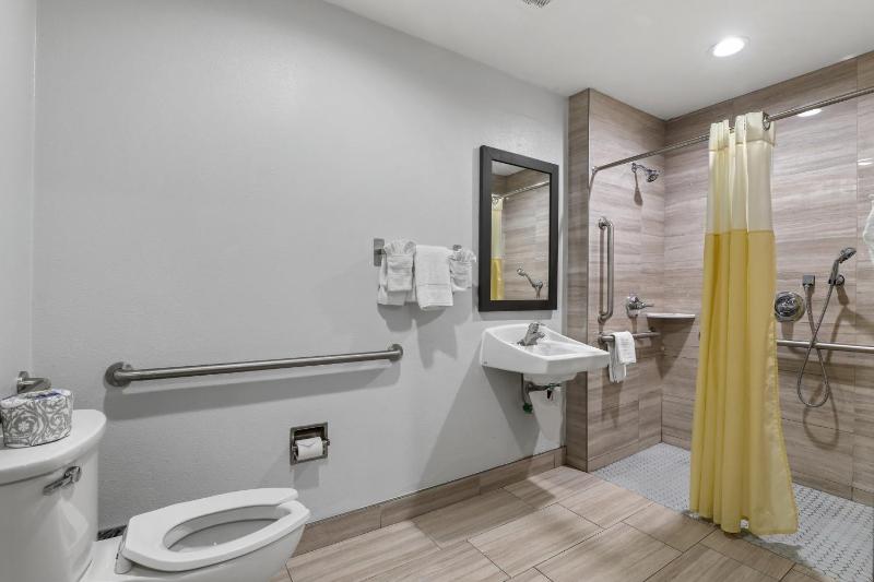 Quadruple Room - Disability Access - Roll in Shower image 3