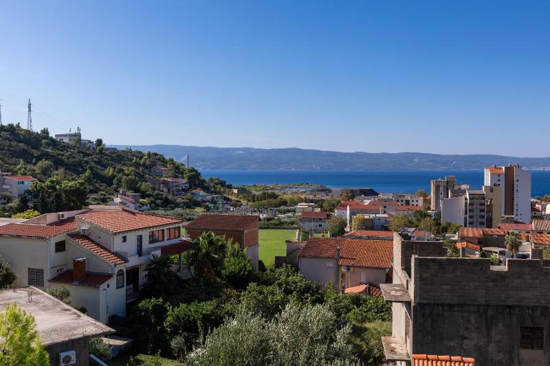 One-Bedroom Apartment with Balcony and Sea View image 3