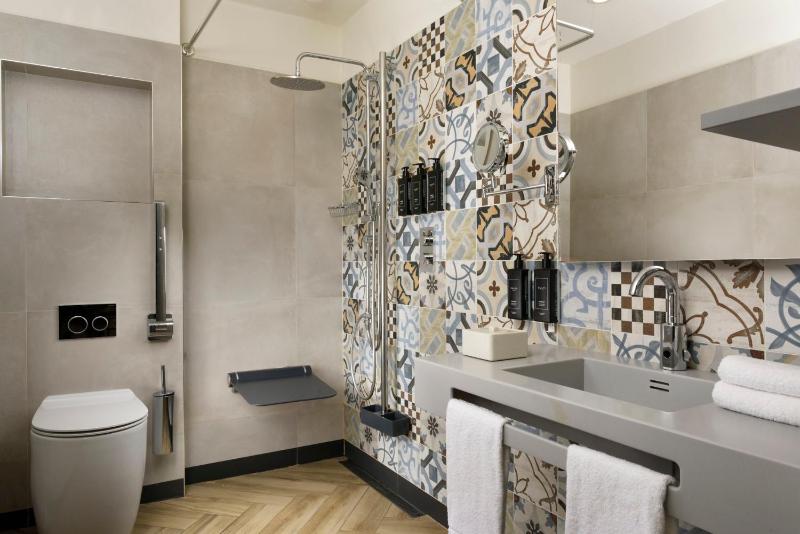 Standard Queen Room - Disability Access image 4