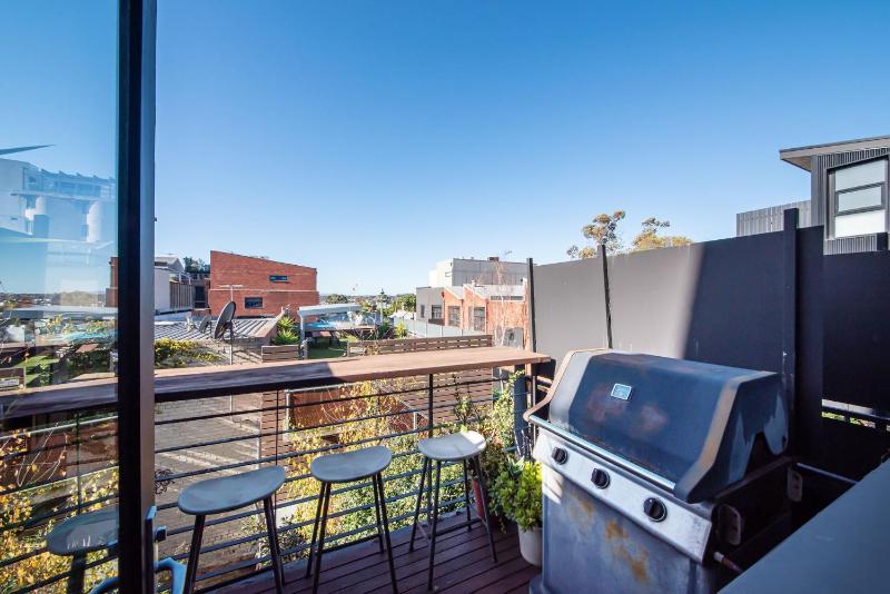 Loft Living Close to the MCG - image 9