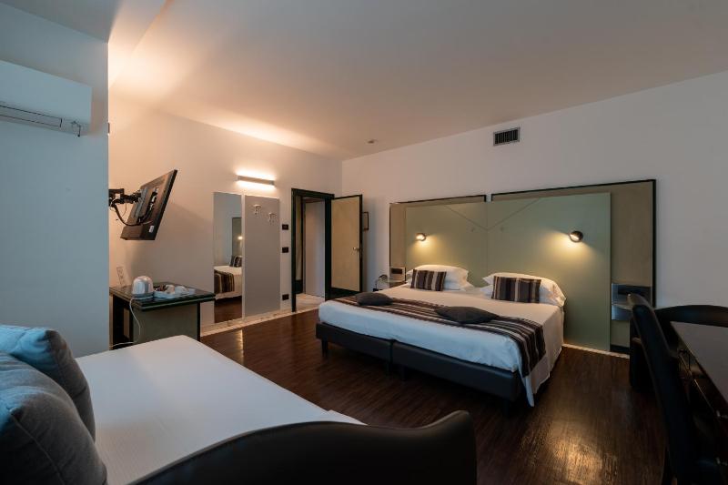 Deluxe Triple Room image 2
