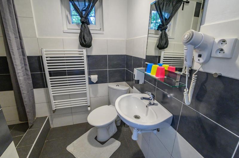 Apartment with Shower image 4