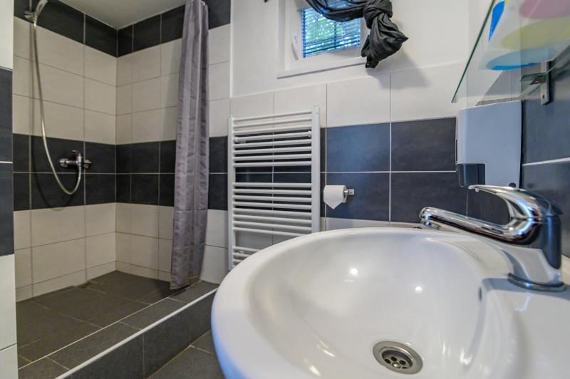 Apartment with Shower image 3