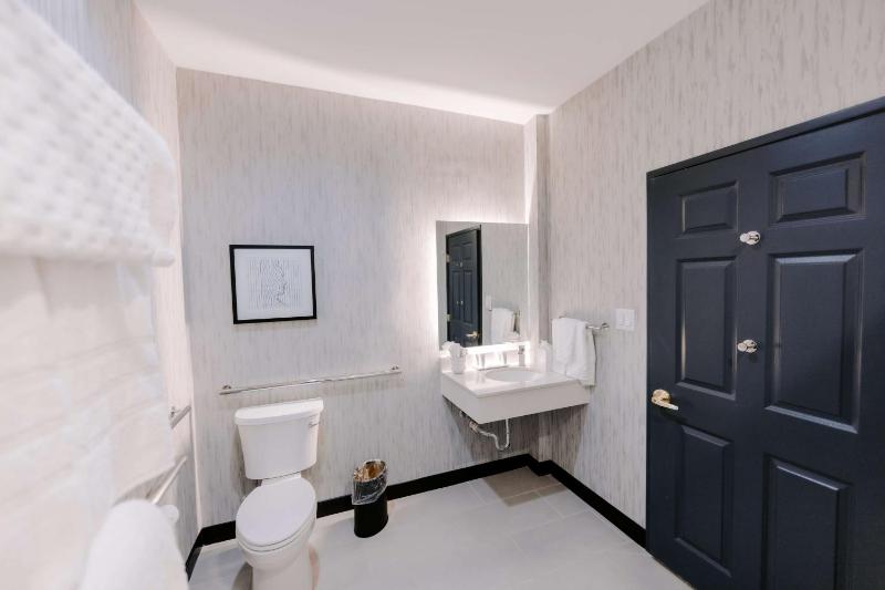 King Suite with Bath Tub and Sofabed - Mobility Accessible/Non-Smoking image 3