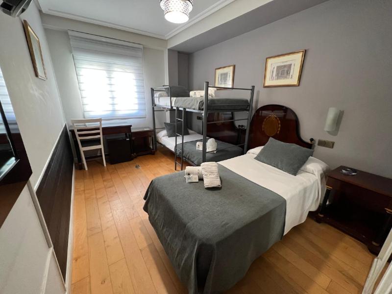 Economy Triple Room image 1