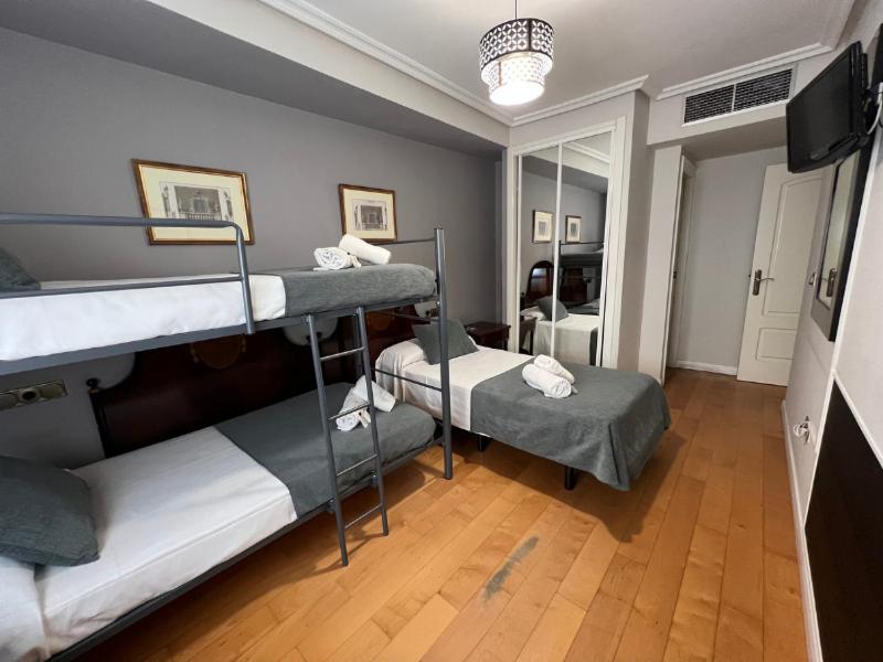 Economy Triple Room image 4