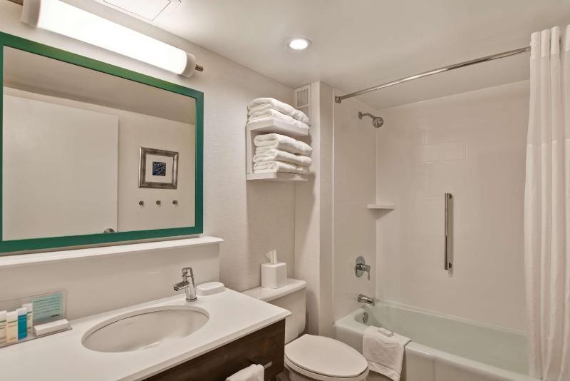 King Room with Accessible Tub - Mobility and Hearing Access/Non-Smoking image 2