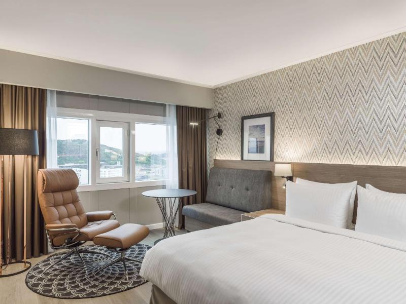 Premium Room with Panoramic City View image 1