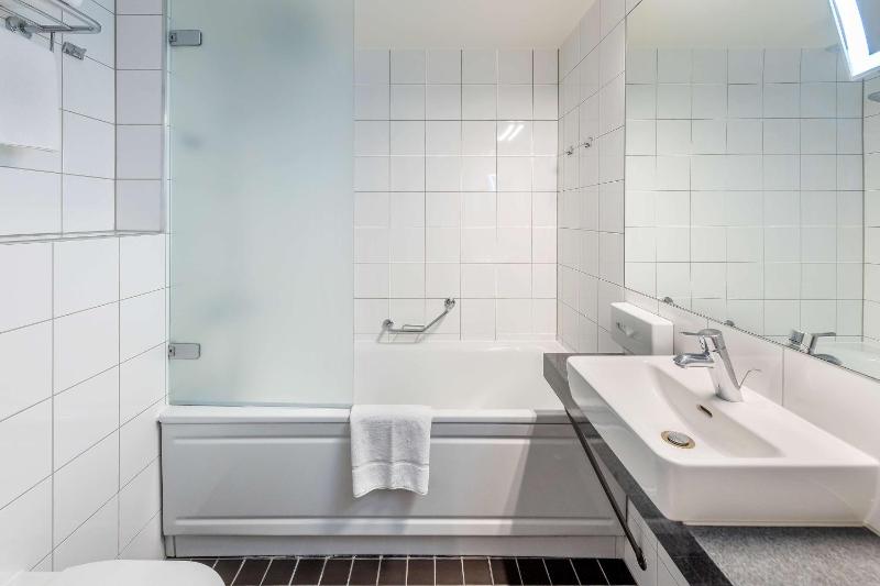 Standard Double or Twin Room image 4
