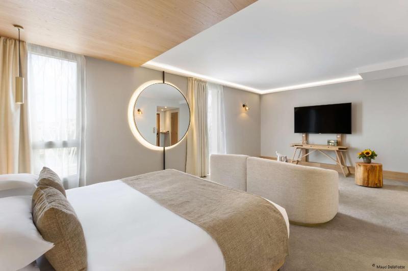 King Suite with Balcony and River View image 1