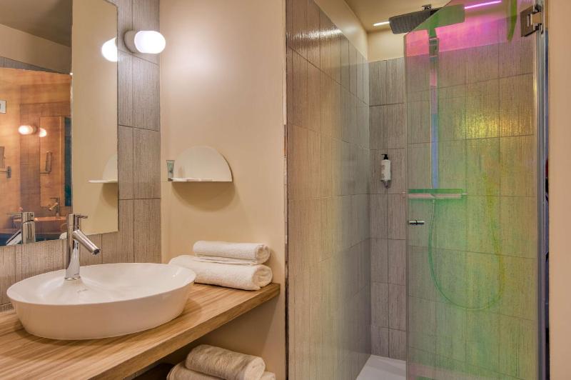 Comfort Queen Room image 3