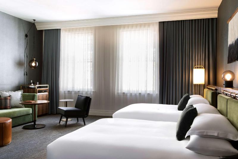 Preferred Queen Room with Tub - Mobility Accessible image 3