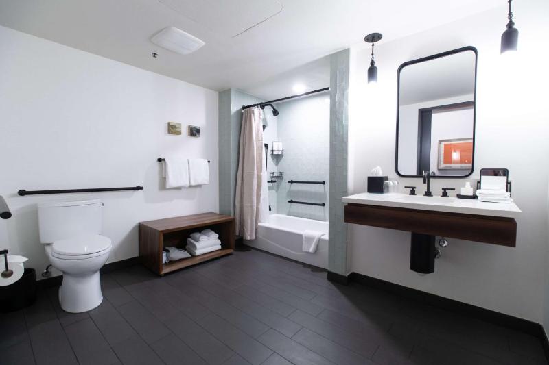 Preferred Queen Room with Tub - Mobility Accessible image 4