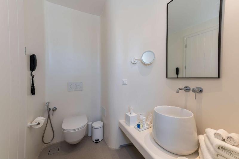 Superior Room with Jet Tub – Sea View image 4