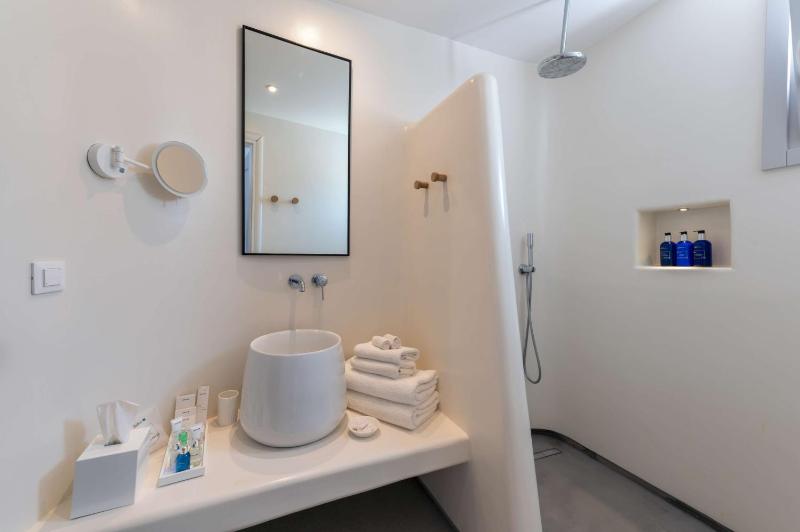 Superior Room with Jet Tub – Sea View image 2
