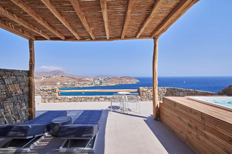 Honeymoon Suite with Jet Tub – Sea View image 1