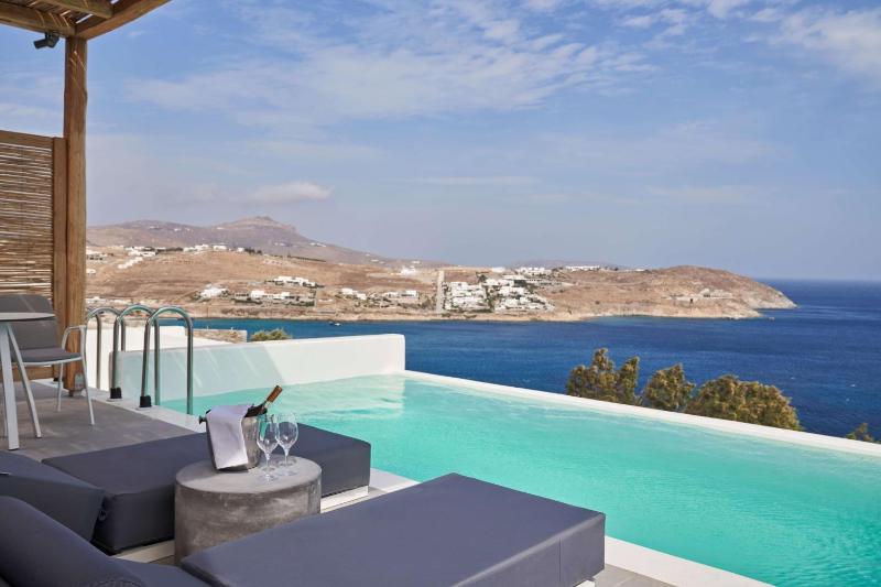 Deluxe Suite with Private Pool – Sea View image 4