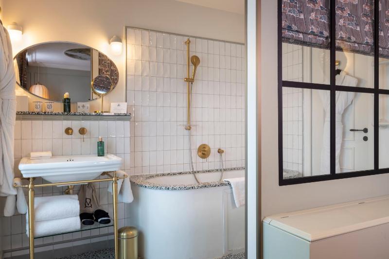 Superior Double or Twin Room with pool access image 2