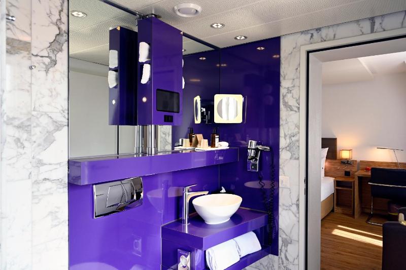 Twin Room image 4