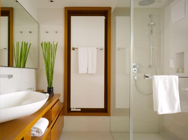 Premier Room with Lateral lake view image 4