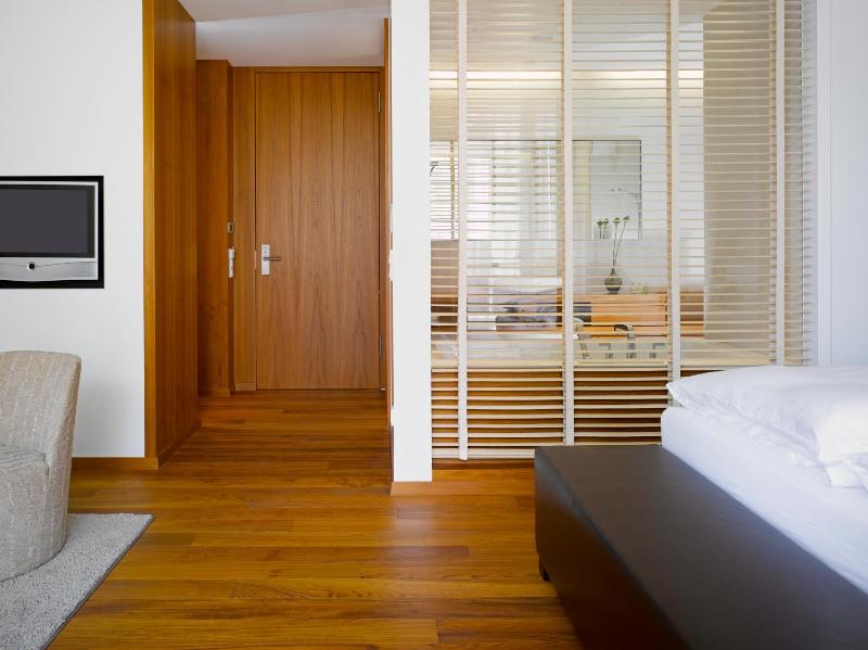 Premier Room with Lateral lake view image 3