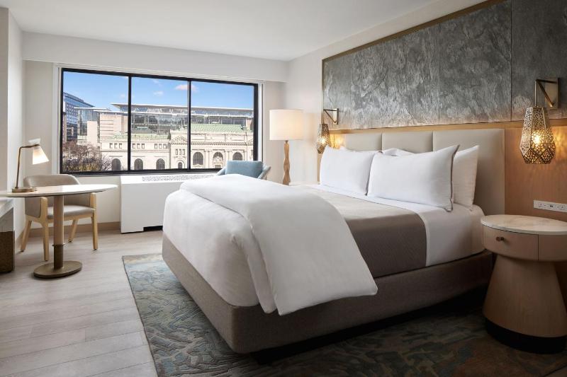 King Room with Park View image 3